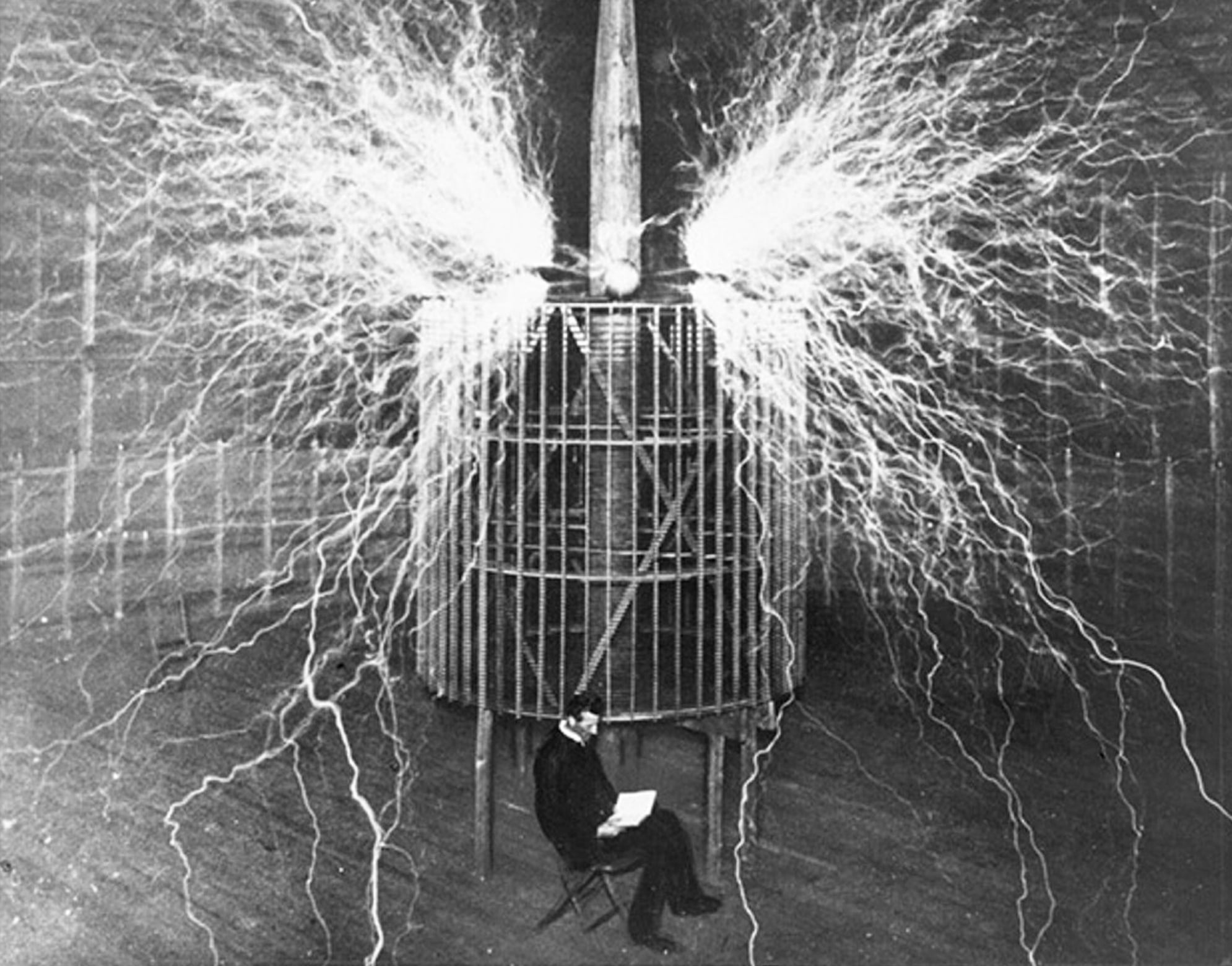 Nikola-Tesla-chitaet-v-svoey-laboratorii
