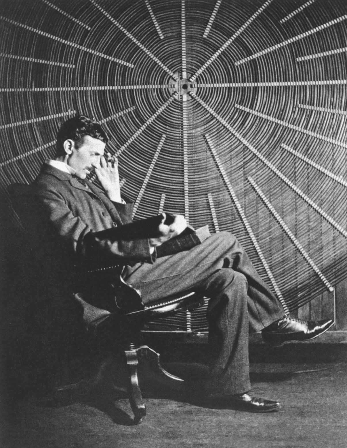 Nikola-Tesla-s-knigoy-Rodzhera-Boskovich
