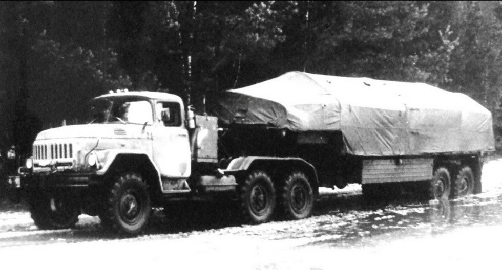 Первый вариант активного автопоезда ЗИЛ-137 с тентованным бортовым полуприцепом (из архива СКБ ЗИЛ)