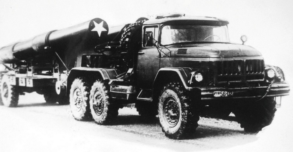 Первый вариант активного автопоезда ЗИЛ-137 с тентованным бортовым полуприцепом (из архива СКБ ЗИЛ)