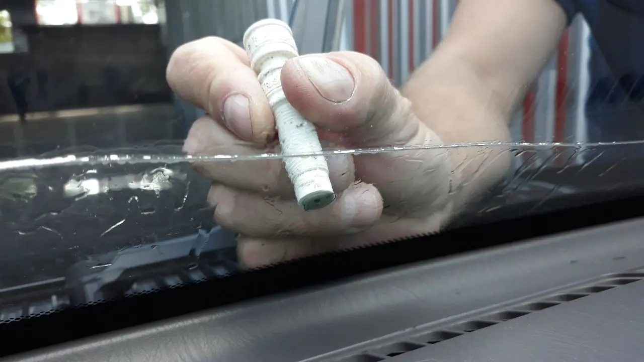 Как заделать трещину на автомобиле