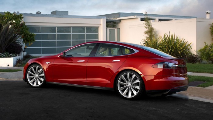 Фото Tesla Model S сбоку