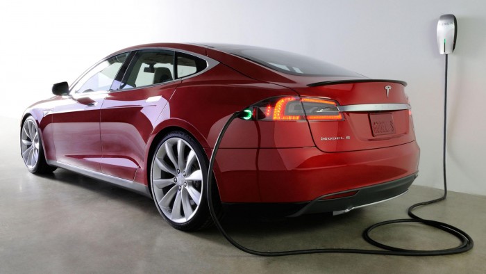 Фото зарядки Tesla Model S