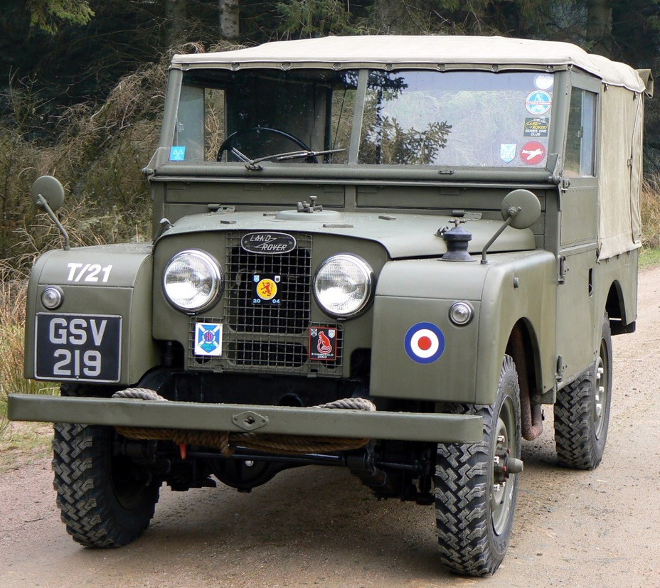 ​Land Rover Series I, Великобритания. Производился с 1948 года. Масса 1,2 тонны. Бензиновый двигатель объёмом 1,6 л, мощностью около 50 л.с. В различных модификация Land Rover I, II и III серий состоял на вооружении армий более чем 50 государств мира offroadvehicle.ru - Эволюция армейских внедорожников 