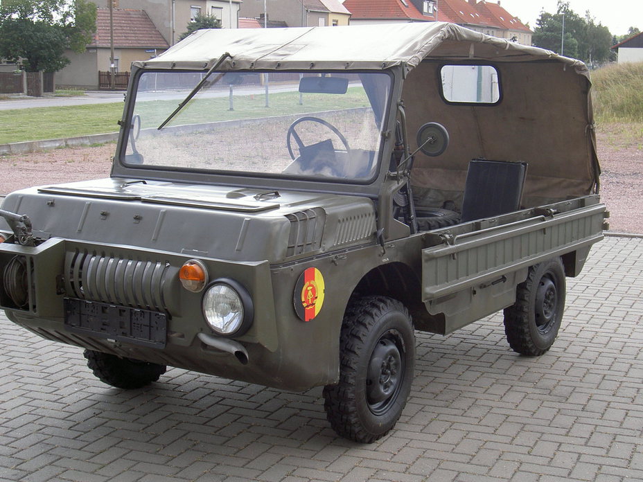 ​ЛуАЗ-967, СССР. Производился в 1961–1989 годах. Масса 0,95 тонны. Двигатель объёмом 1,2 литра, мощностью 30 л.с. data.motor-talk.de - Эволюция армейских внедорожников 
